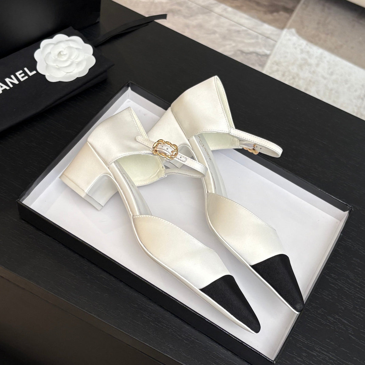 BLOCK HEEL SLINGBACKS IN WHITE MIX BLACK SILK FABRIC