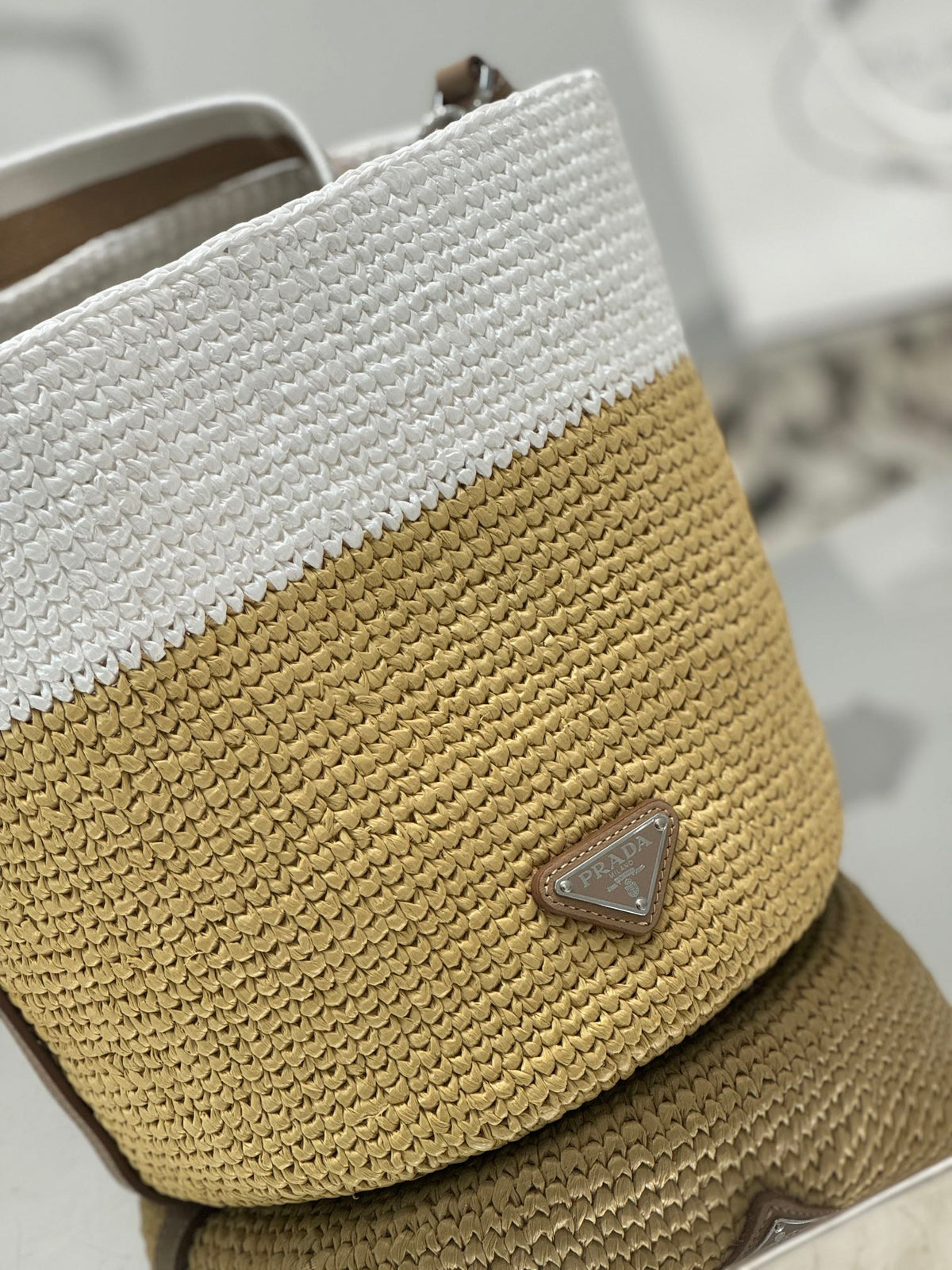 BUCKET BAG 25 IN WHITE MIX BEIGE RAFFIA AND BROWN CALFSKIN HANDLE