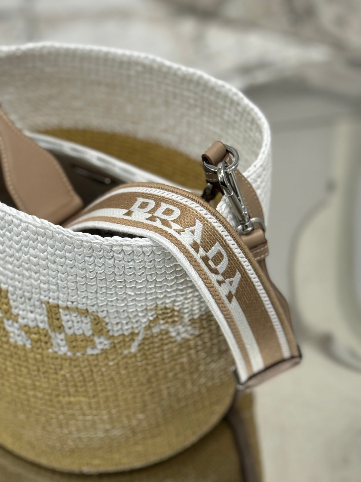 BUCKET BAG 25 IN WHITE MIX BEIGE RAFFIA AND BROWN CALFSKIN HANDLE