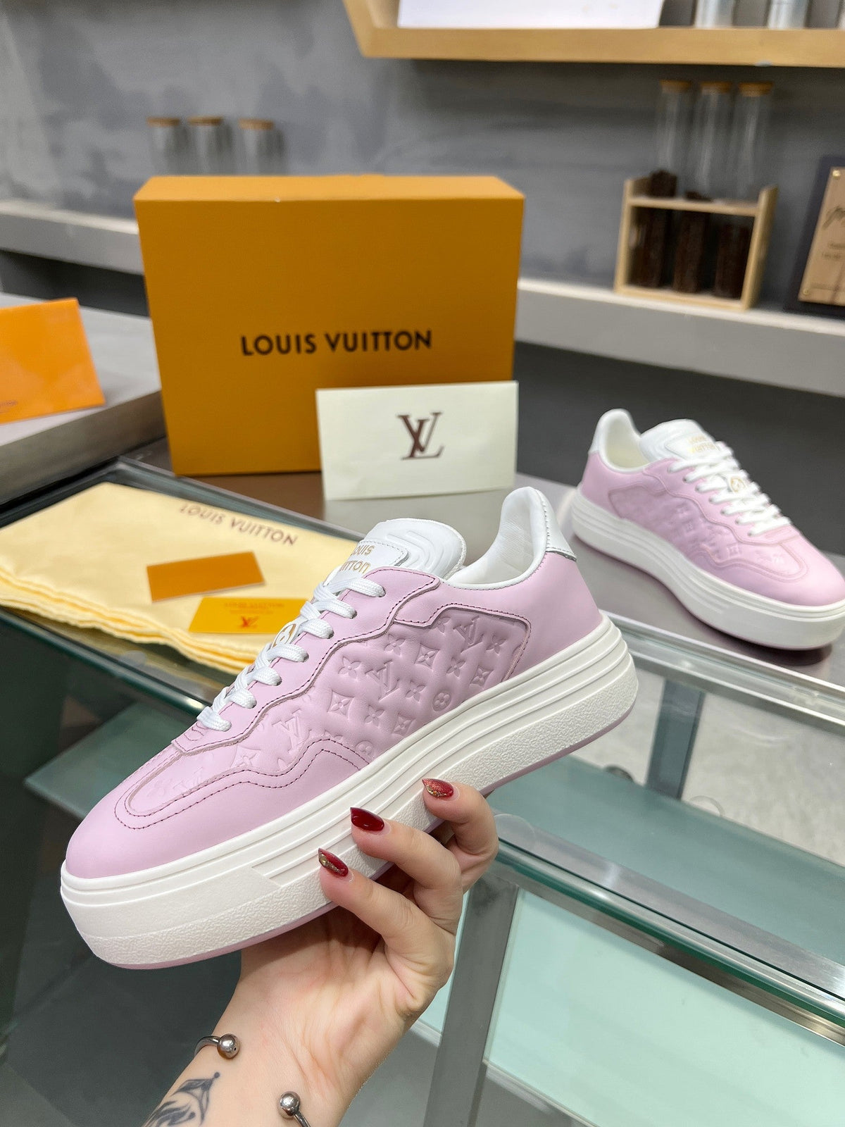 LV WOMEN GROOVY PLATFORM IN LIGHT PINK EMBOSSED CALFSKIN