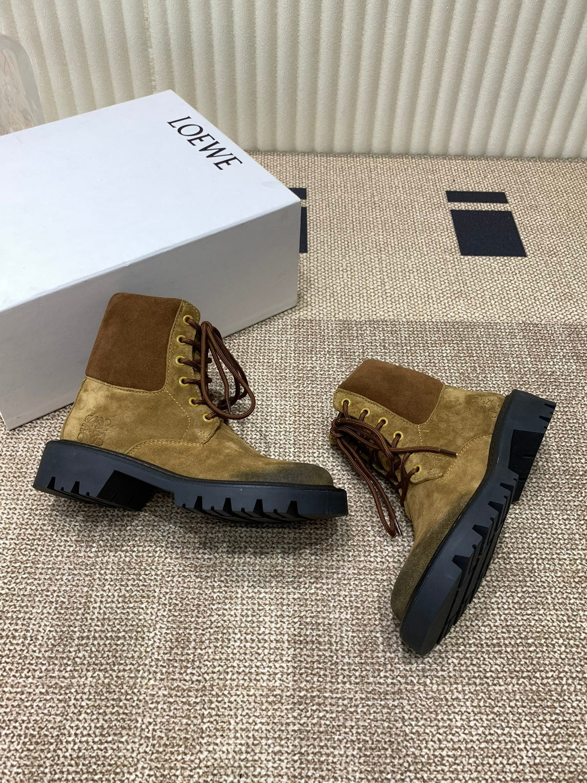 LW SIERRA COMBAT BOOT AMBER AND BLACK SUEDE