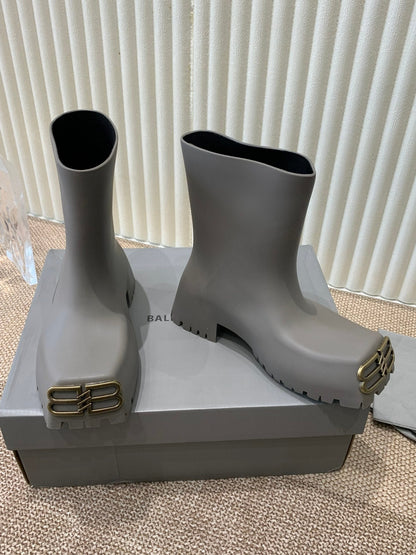 MATTE GRAY SCULPTED RUBBER BOOTS WITH GOLD MONOGRAM