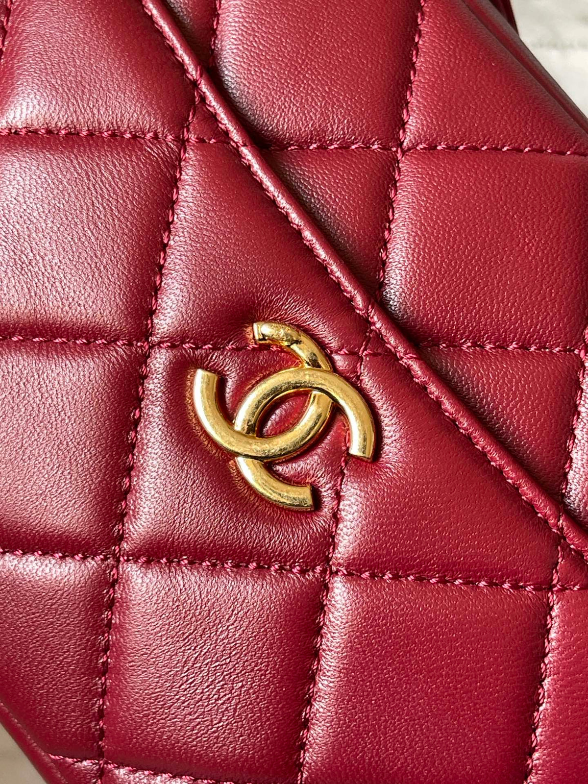 CAMERA BAG 18 IN RED QUILTED LAMBSKIN DOUBLE C GOLD COIN