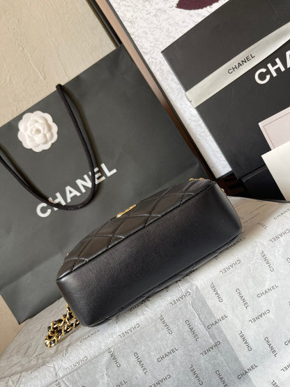 CAMERA BAG 18 IN BLACK QUILTED LAMBSKIN DOUBLE C GOLD COIN
