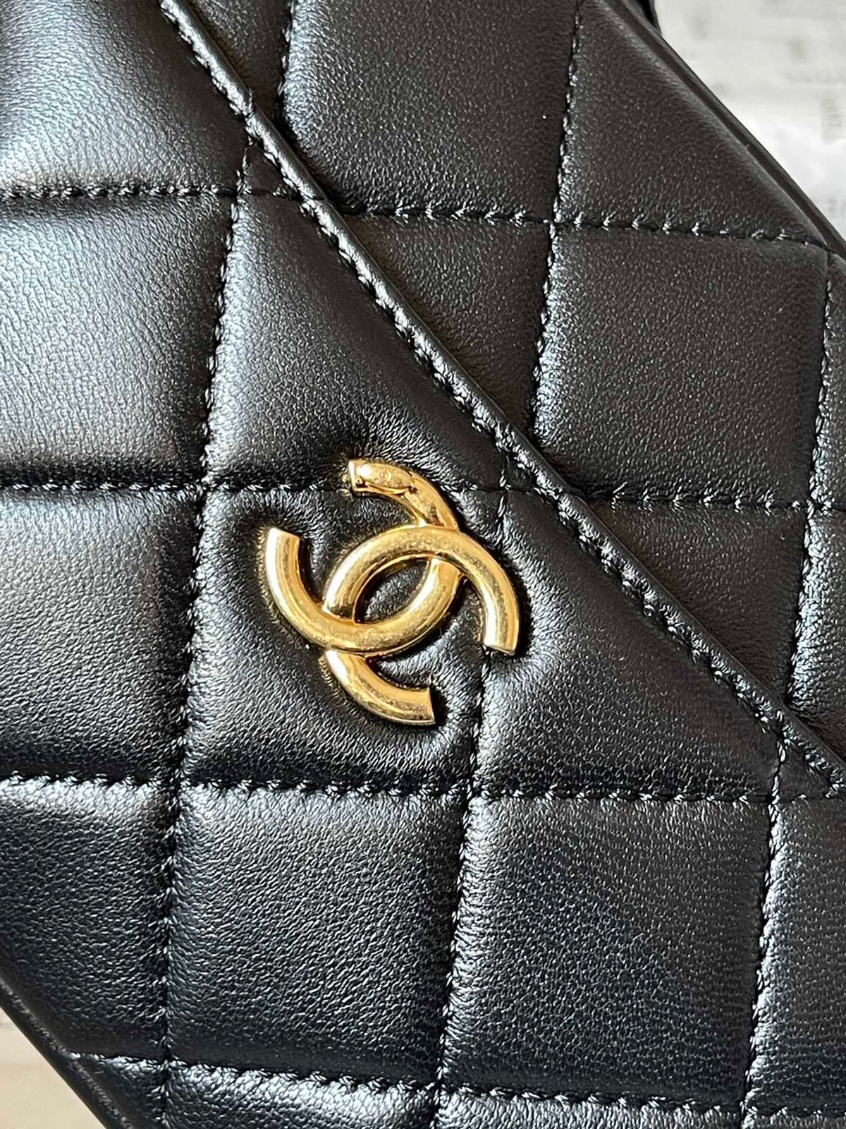 CAMERA BAG 18 IN BLACK QUILTED LAMBSKIN DOUBLE C GOLD COIN