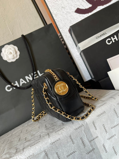 CAMERA BAG 18 IN BLACK QUILTED LAMBSKIN DOUBLE C GOLD COIN