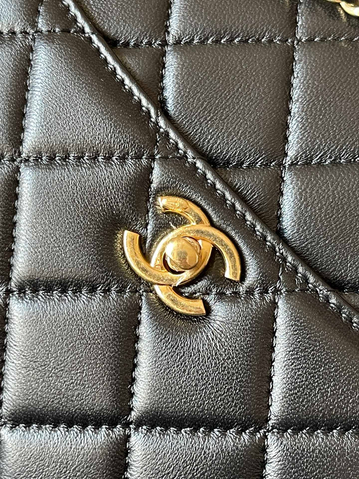 CAMERA BAG 24 IN BLACK QUILTED LAMBSKIN DOUBLE C GOLD COIN