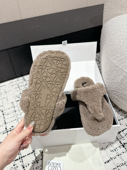 LW SHEARLING THONG SLIPPER IN LIGHT BROWN