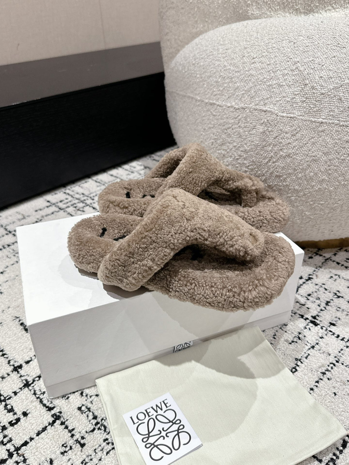 LW SHEARLING THONG SLIPPER IN LIGHT BROWN
