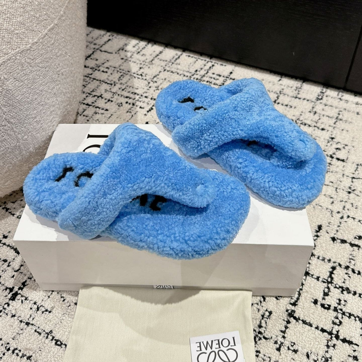 LW SHEARLING THONG SLIPPER IN LAPIS