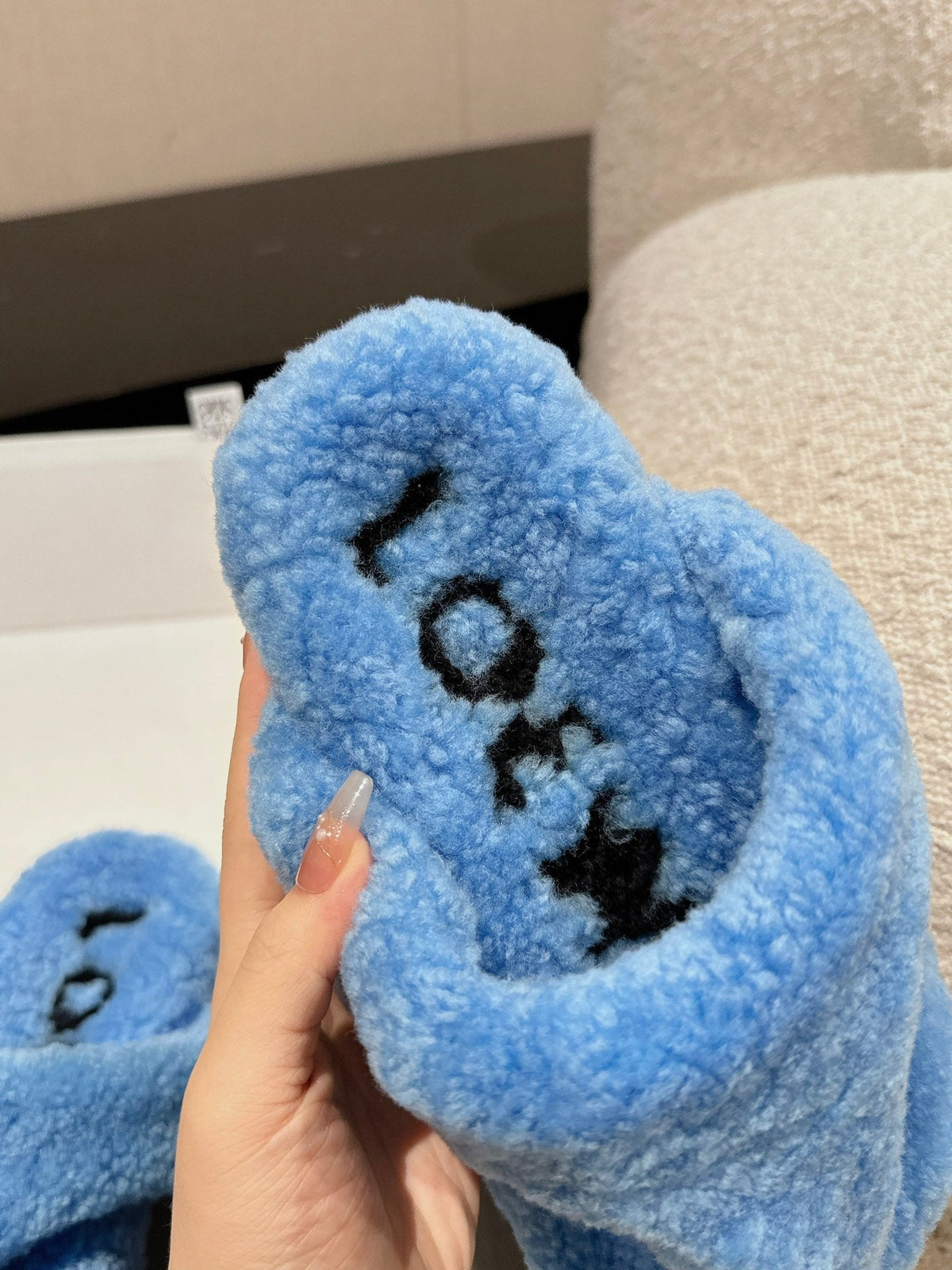 LW SHEARLING THONG SLIPPER IN LAPIS