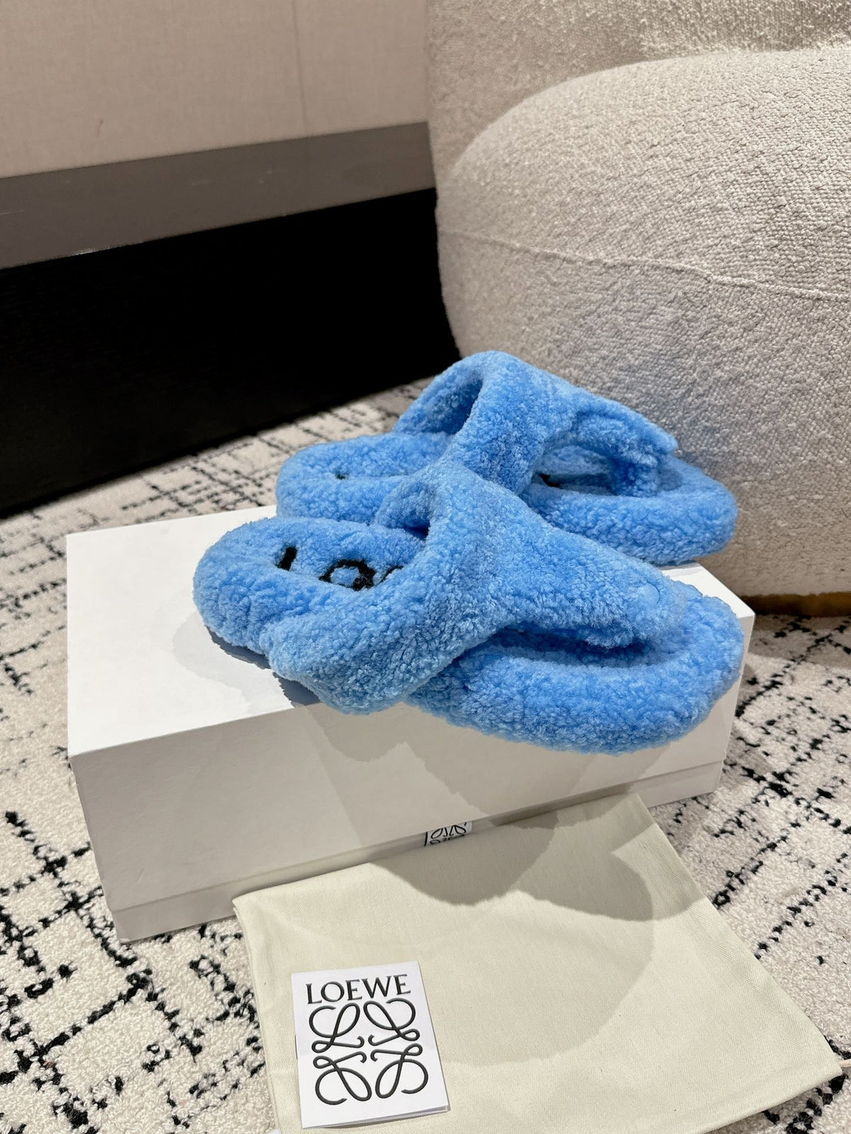 LW SHEARLING THONG SLIPPER IN LAPIS