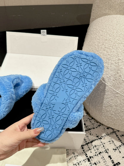 LW SHEARLING THONG SLIPPER IN LAPIS
