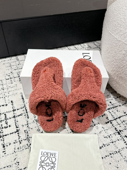 LW SHEARLING THONG SLIPPER IN BRICK