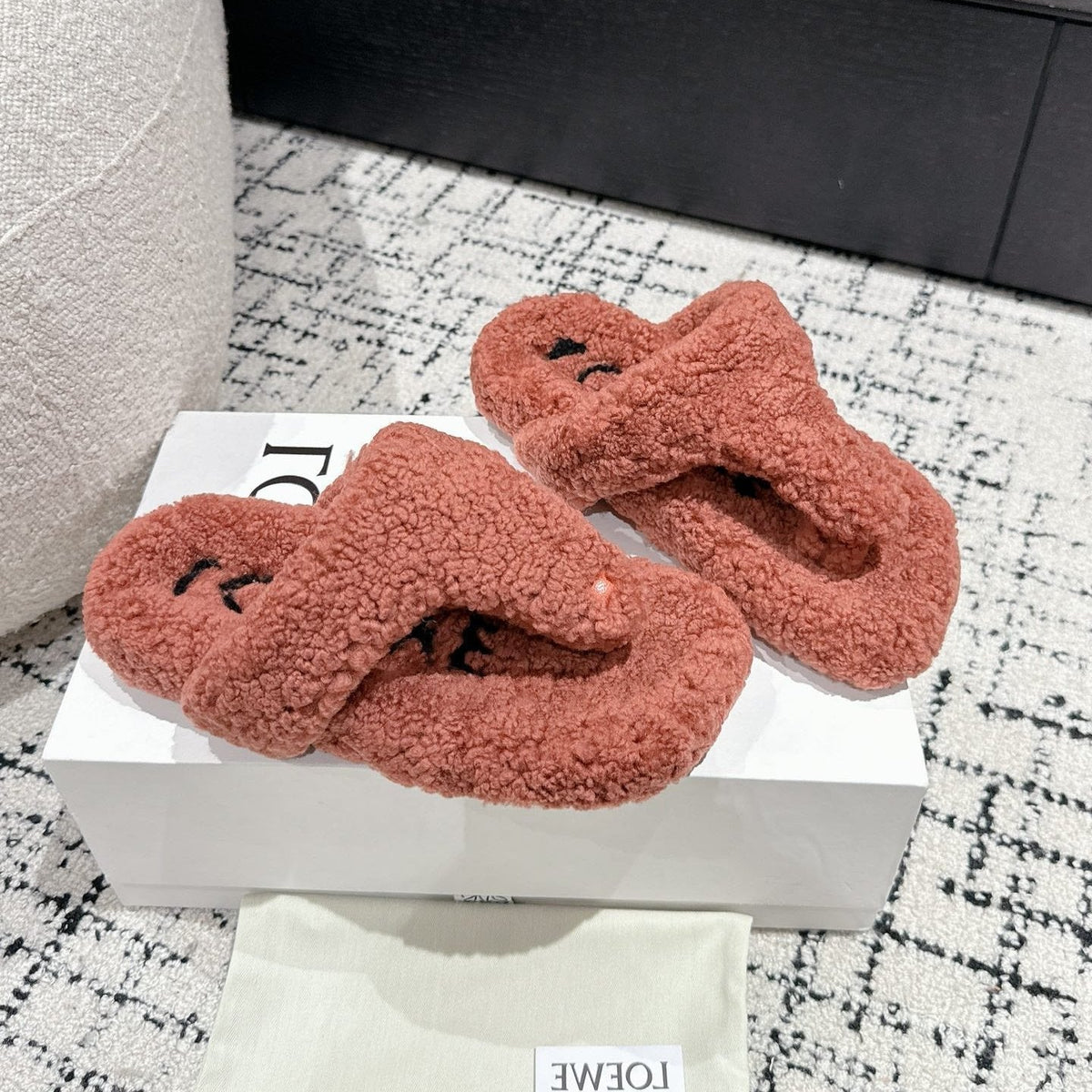 LW SHEARLING THONG SLIPPER IN BRICK