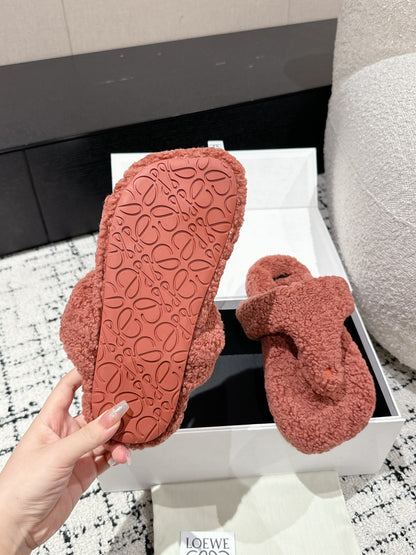 LW SHEARLING THONG SLIPPER IN BRICK