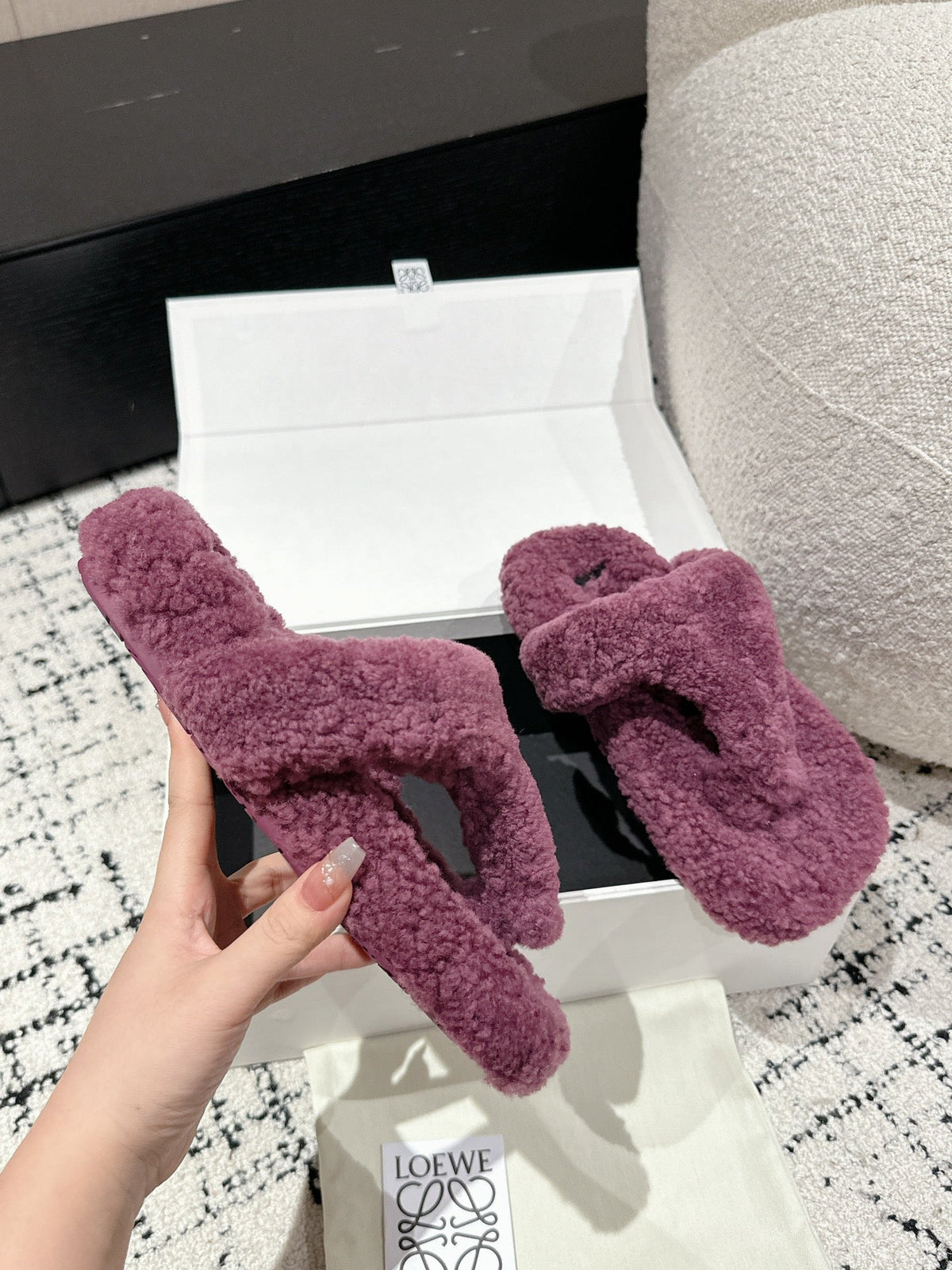 LW SHEARLING THONG SLIPPER IN GRAPE
