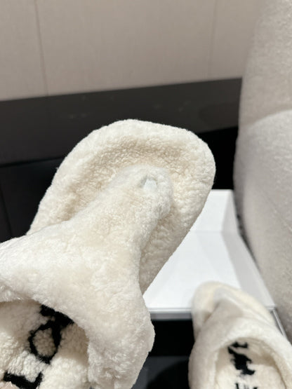LW SHEARLING THONG SLIPPER IN WHITE