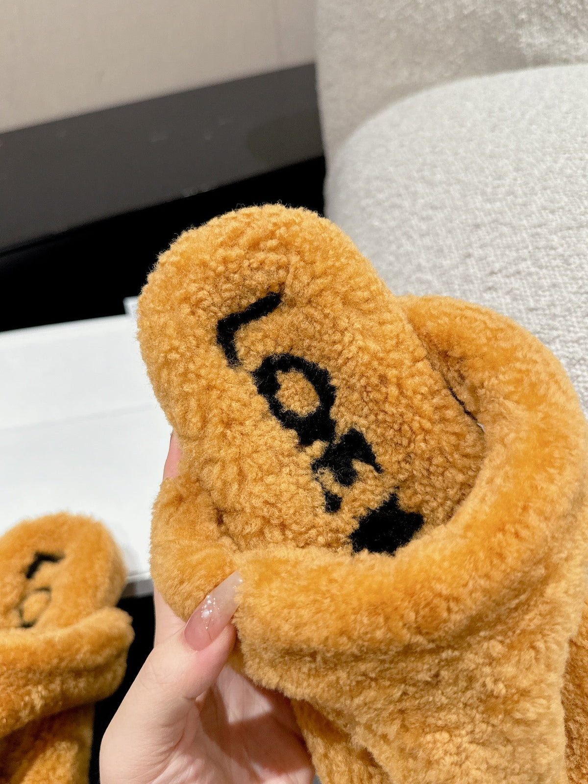 LW SHEARLING THONG SLIPPER IN BRONZE