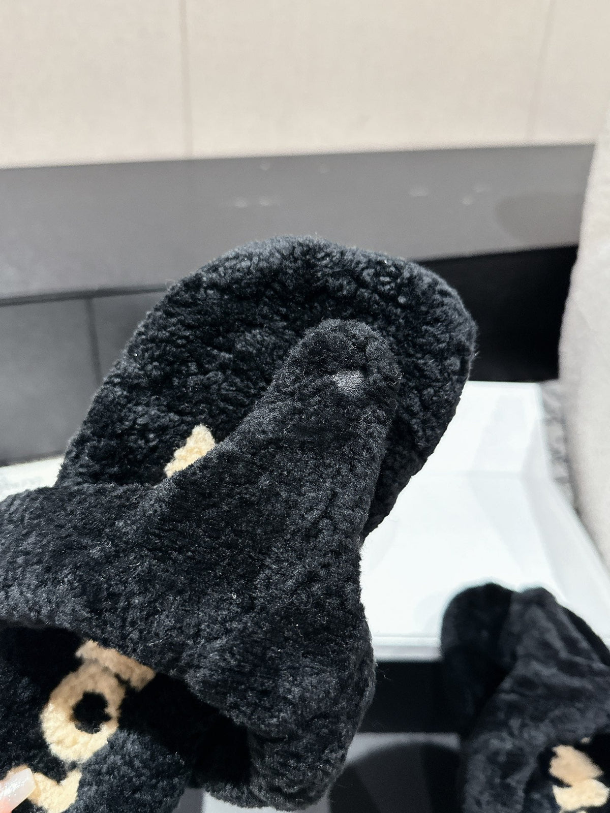 LW SHEARLING THONG SLIPPER IN BLACK