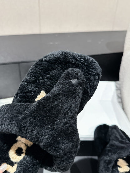 LW SHEARLING THONG SLIPPER IN BLACK