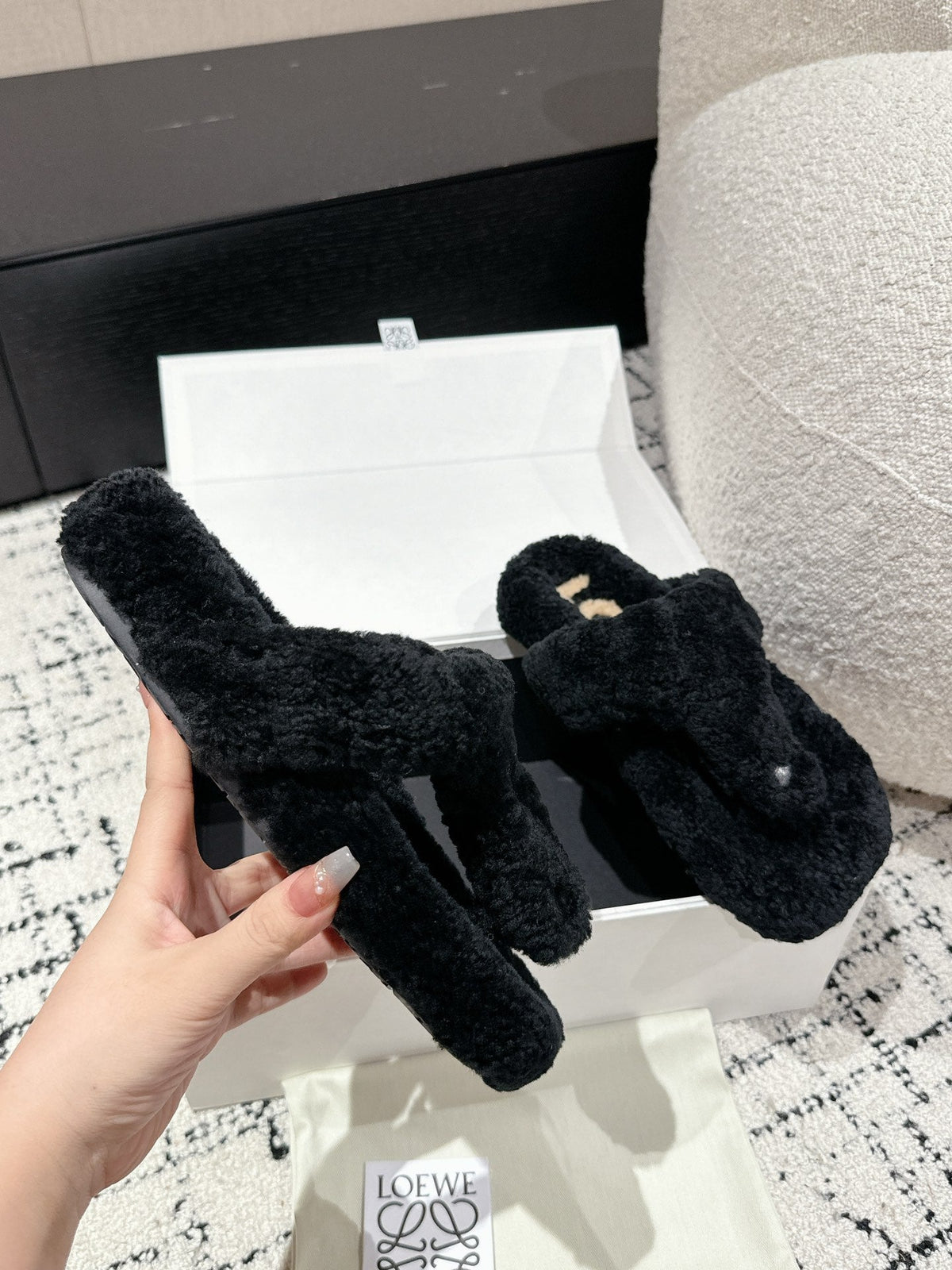 LW SHEARLING THONG SLIPPER IN BLACK