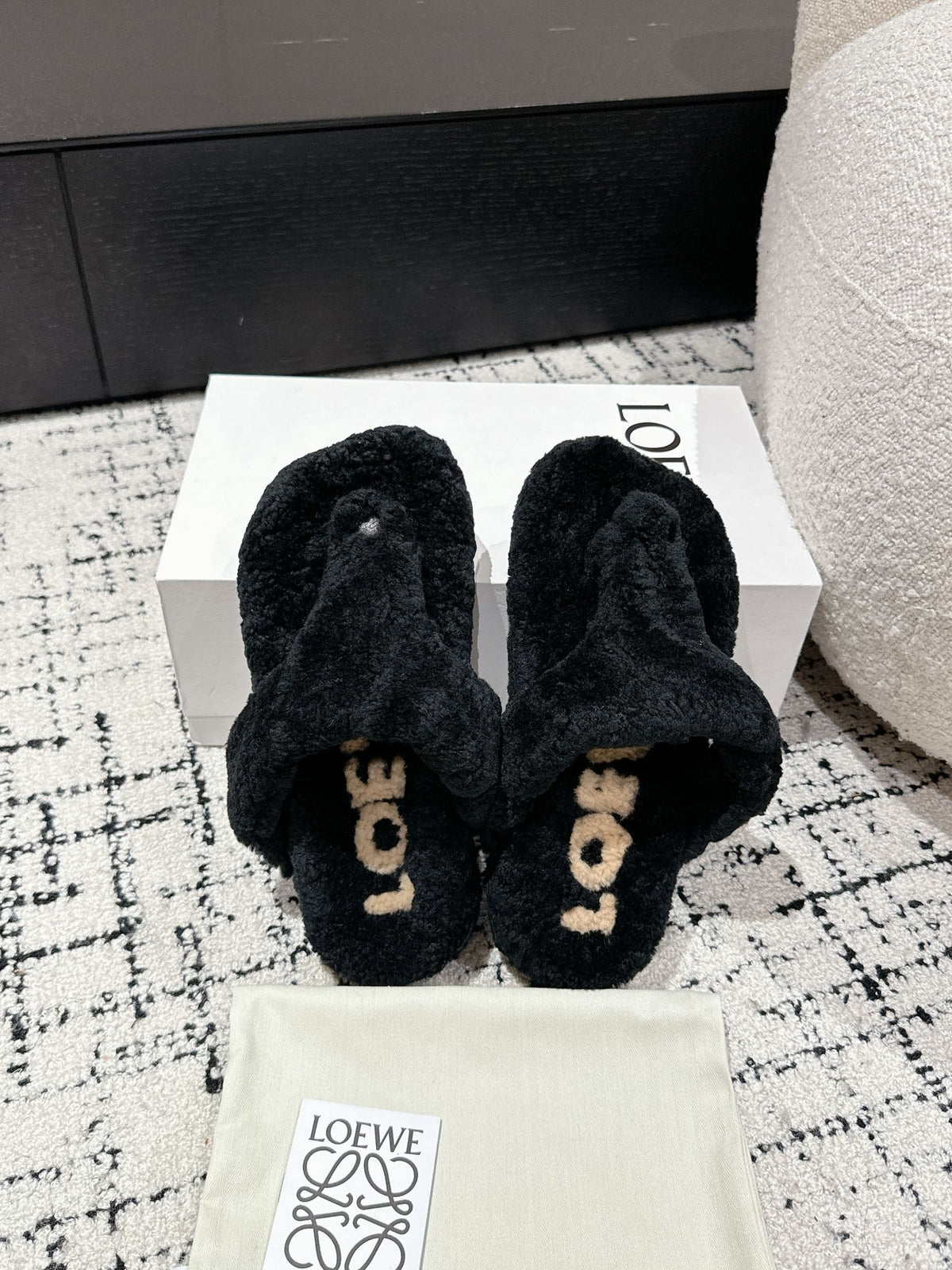 LW SHEARLING THONG SLIPPER IN BLACK