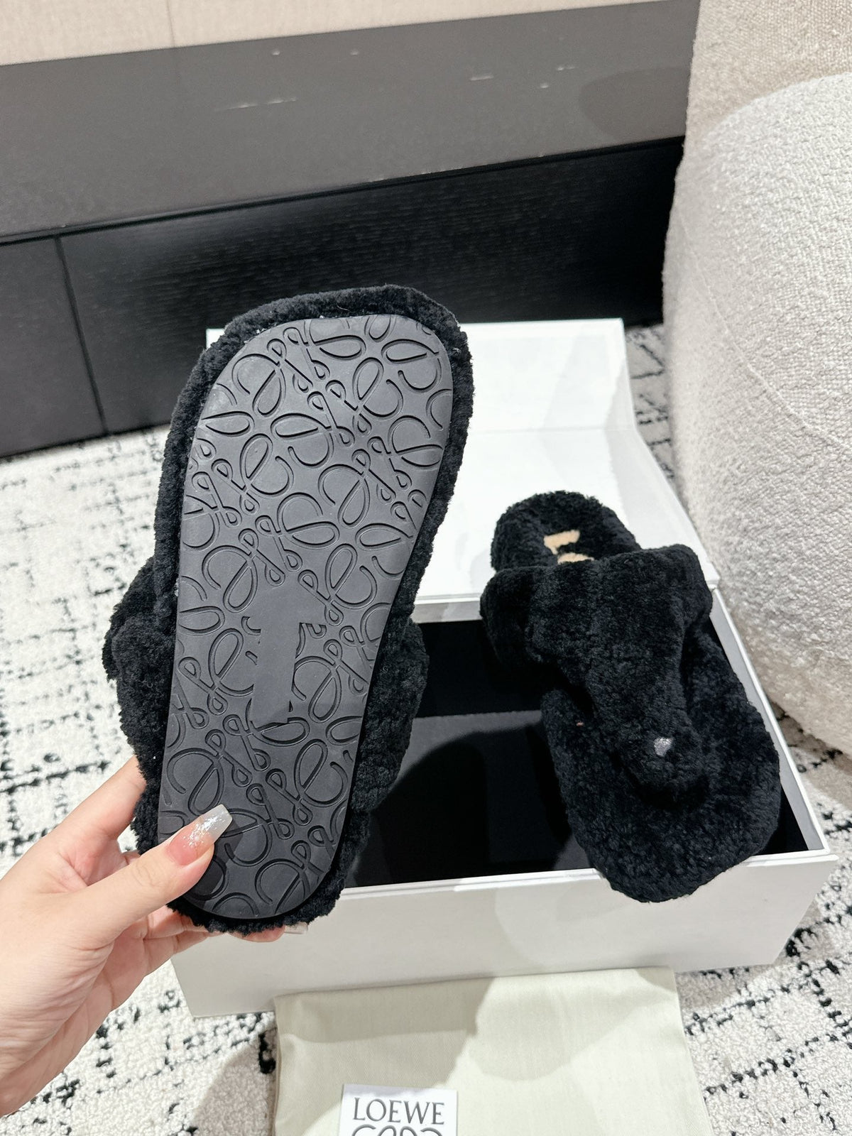 LW SHEARLING THONG SLIPPER IN BLACK