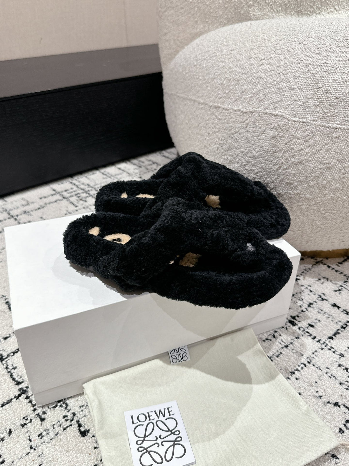LW SHEARLING THONG SLIPPER IN BLACK