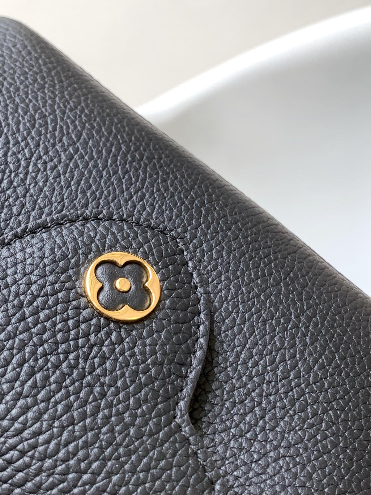 CAPUCINES MM BAG 21 IN BLACK TAURILLON COWHIDE GOLD HARDWARE