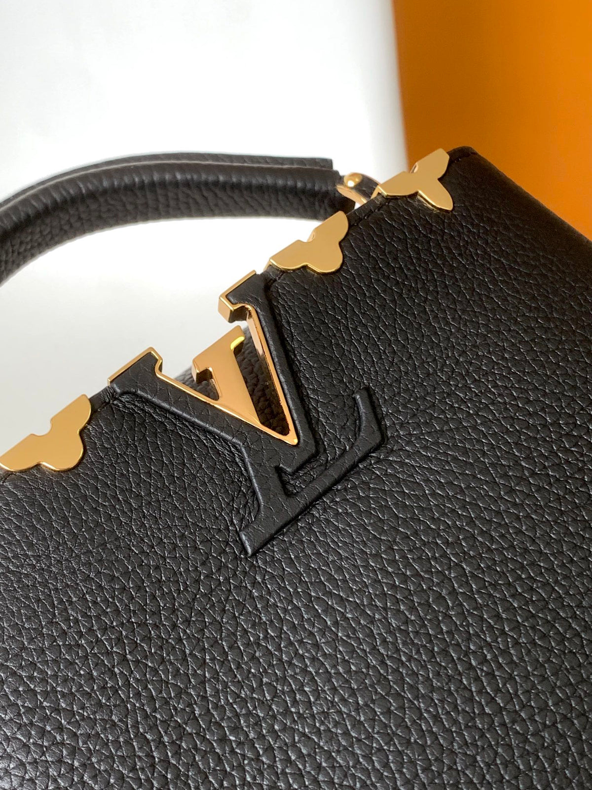 CAPUCINES MM BAG 21 IN BLACK TAURILLON COWHIDE GOLD HARDWARE