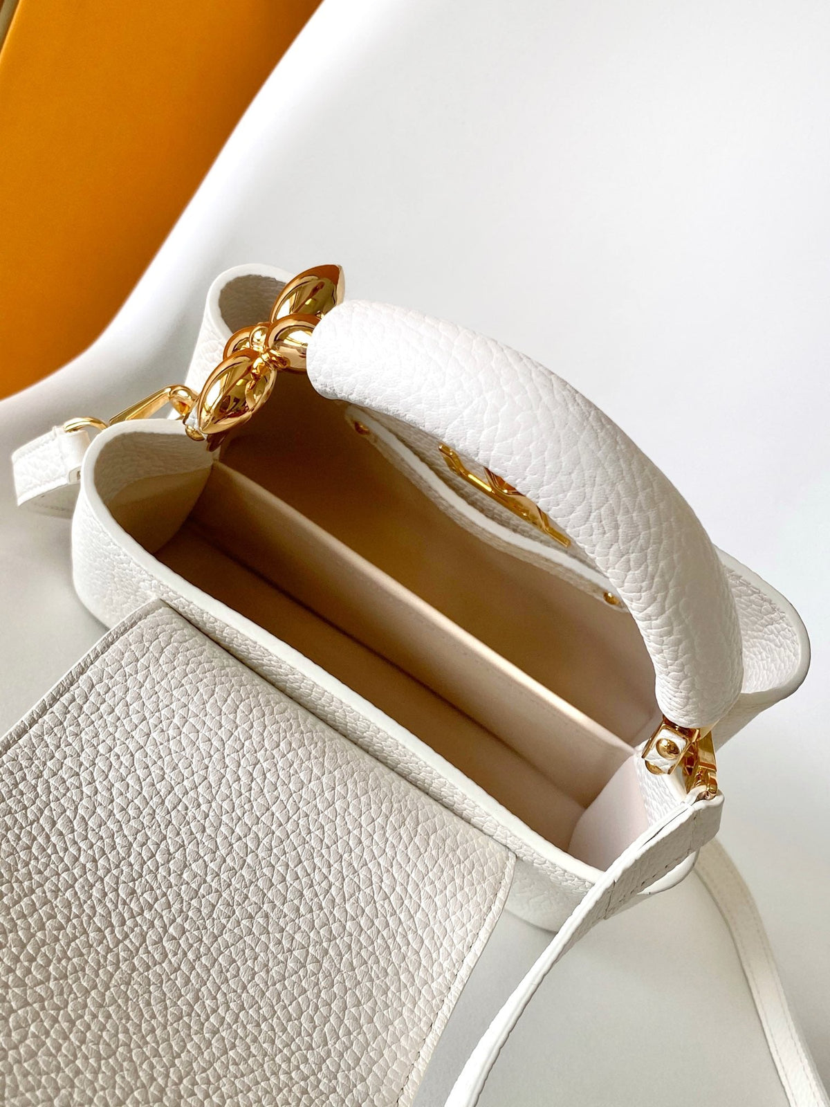 CAPUCINES EAST-WEST MINI 21 IN WHITE TAURILLON LEATHER GOLD-TONE HARDWARE