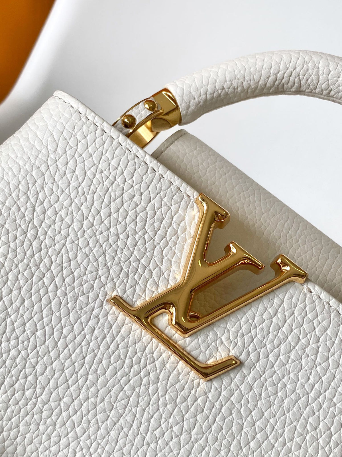 CAPUCINES EAST-WEST MINI 21 IN WHITE TAURILLON LEATHER GOLD-TONE HARDWARE