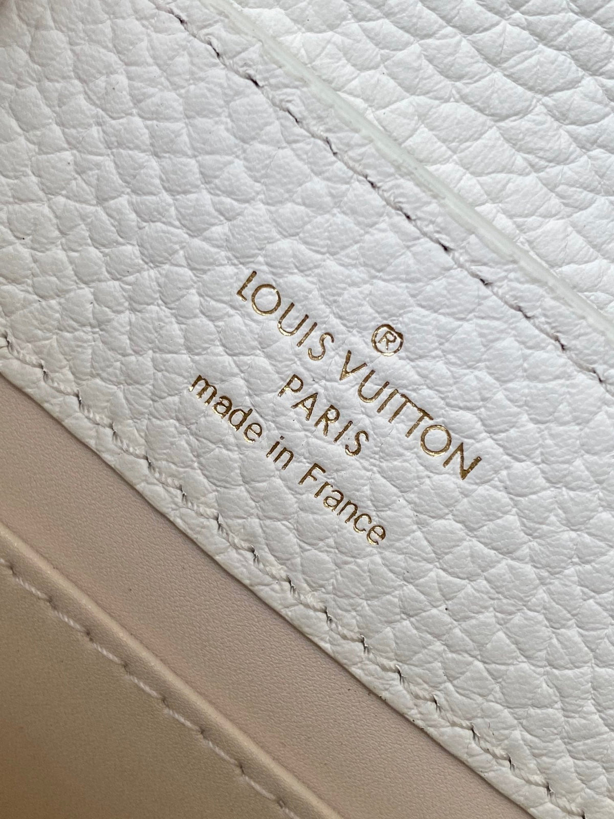 CAPUCINES EAST-WEST MINI 21 IN WHITE TAURILLON LEATHER GOLD-TONE HARDWARE