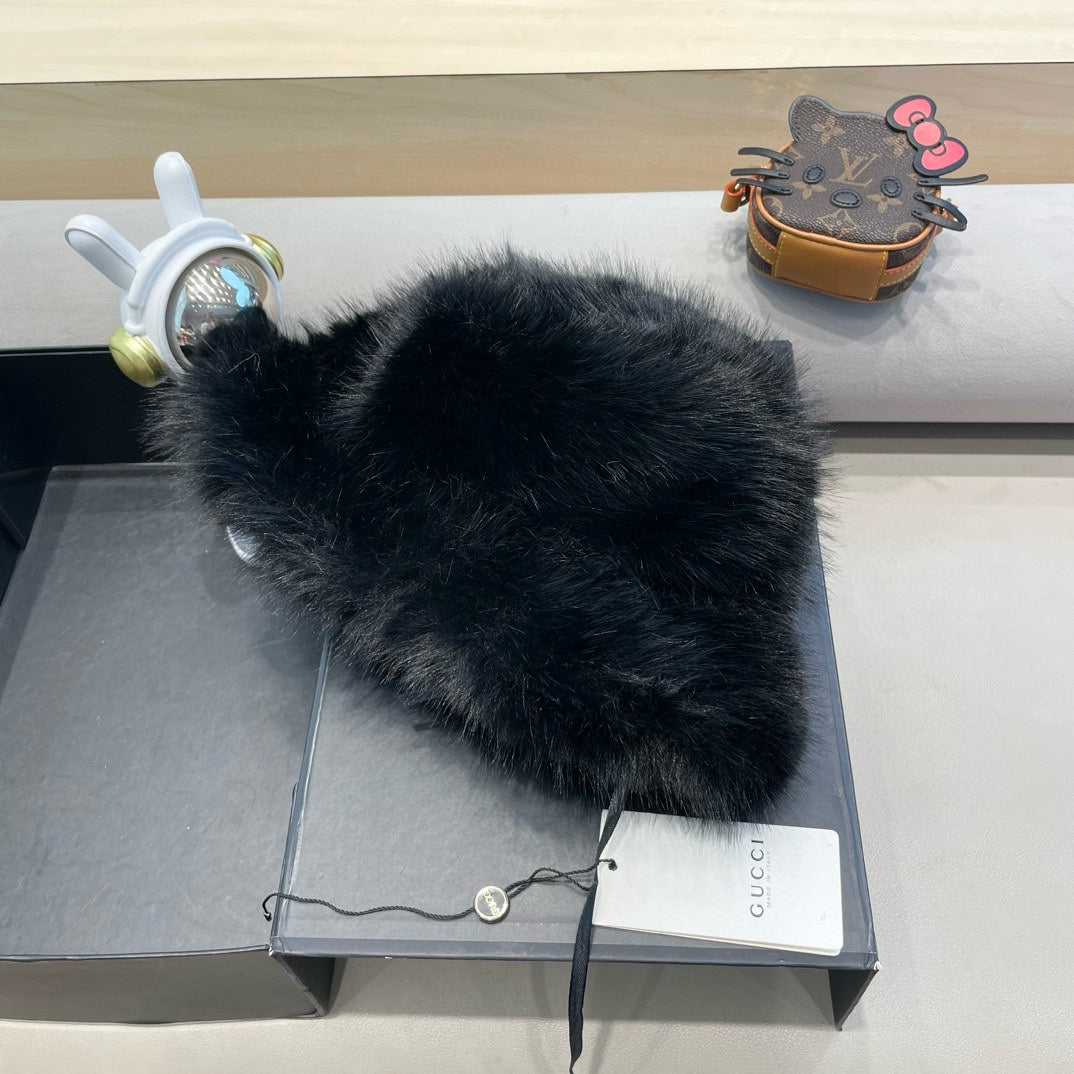 BUCKET HAT IN BLACK FOX FUR 404752