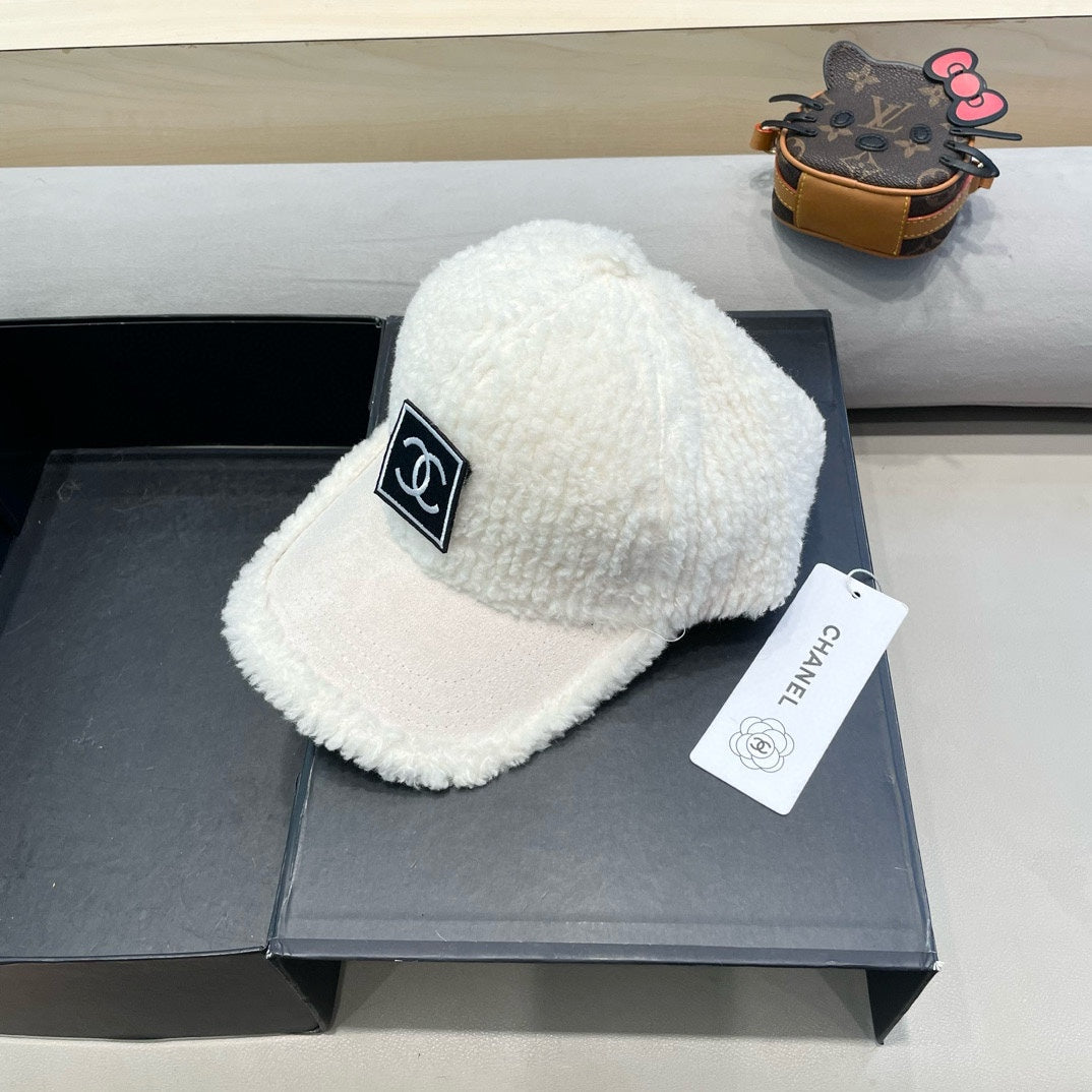 BASEBALL CAP IN WHITE SHEARLING 422434