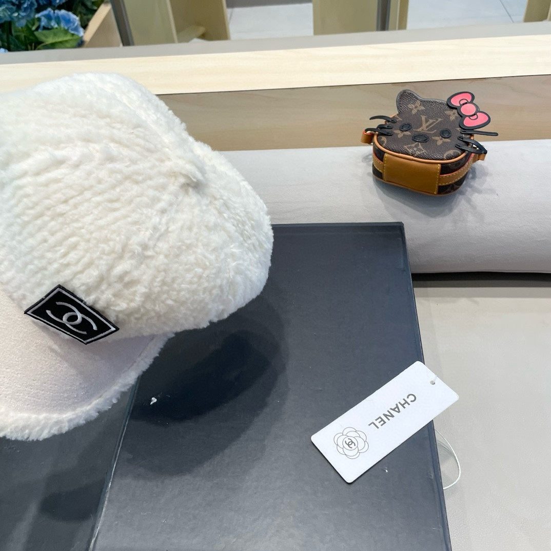 BASEBALL CAP IN WHITE SHEARLING 422434
