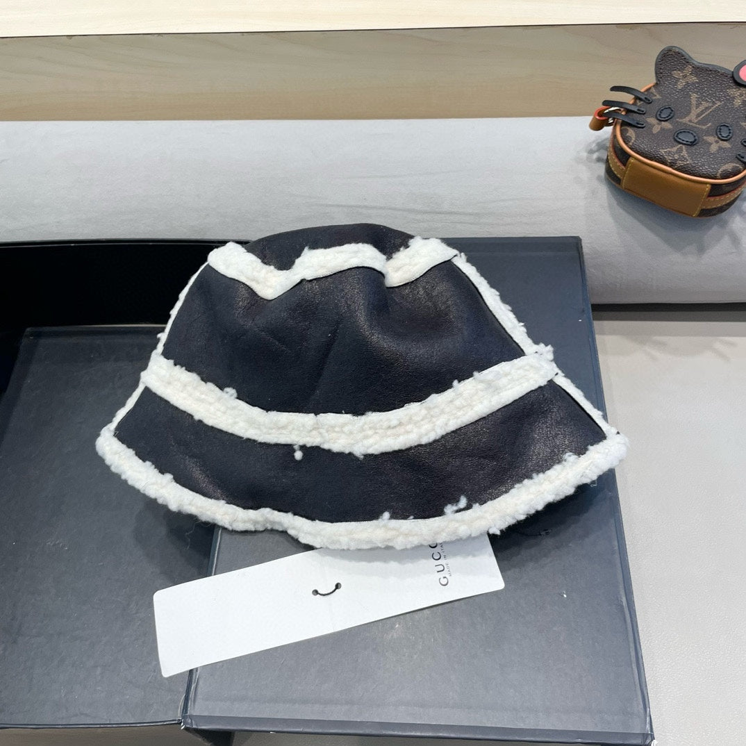 BUCKET HAT IN BLACK LAMBSKIN AND WHITE FLEECE 426223