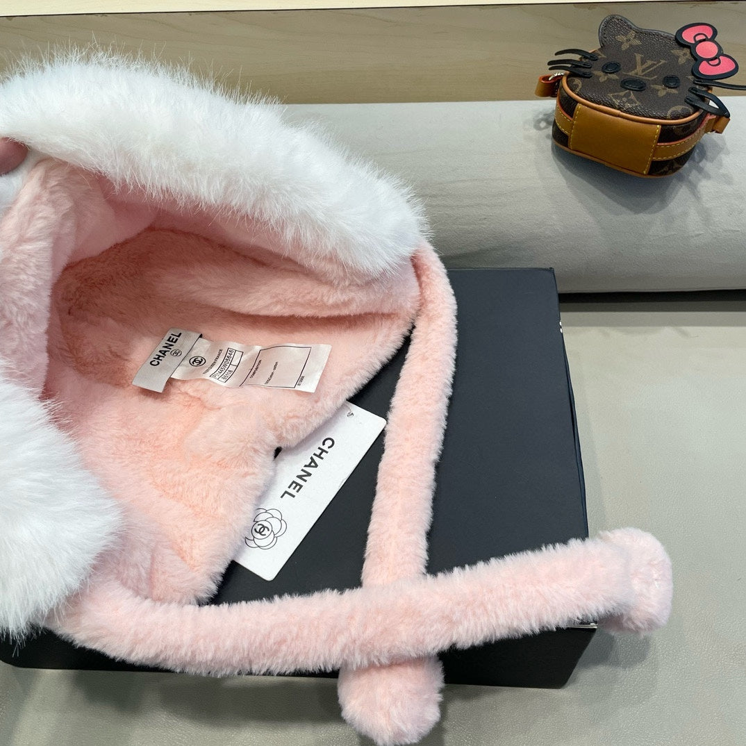 BEANIE HAT IN LIGHT PINK LAMB FUR 426239
