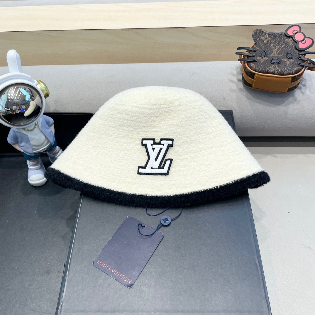 BUCKET HAT IN WHITE MIX BLACK LAMB FUR 431377