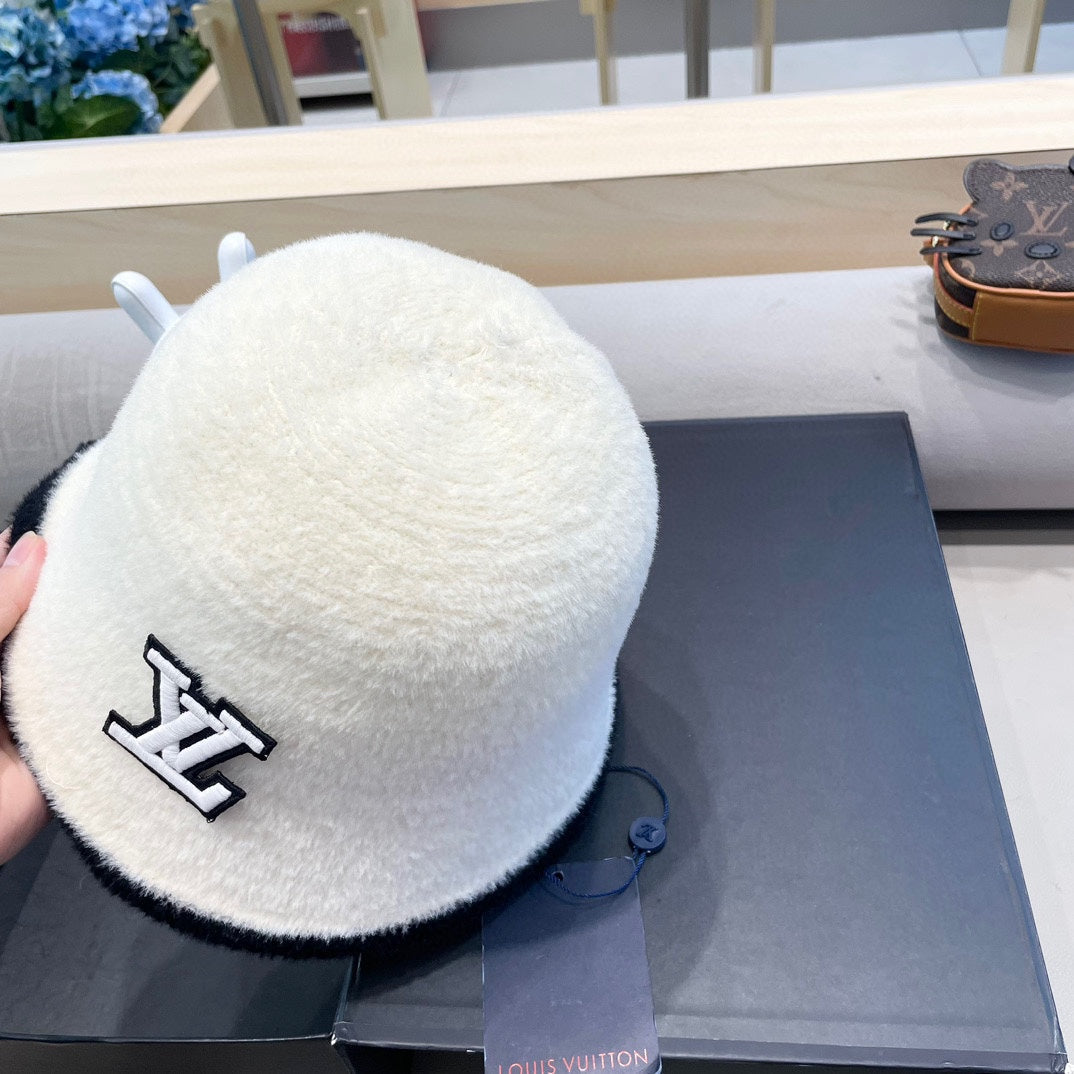 BUCKET HAT IN WHITE MIX BLACK LAMB FUR 431377