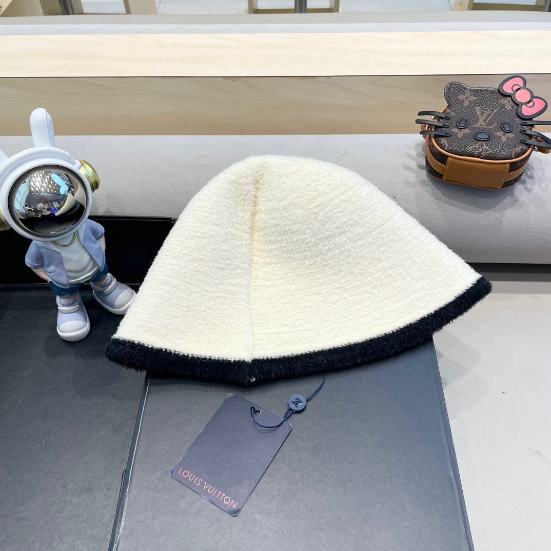 BUCKET HAT IN WHITE MIX BLACK LAMB FUR 431377