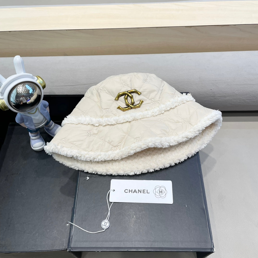 BUCKET HAT IN WHITE LAMB WOOL AND THICK COTTON 431685
