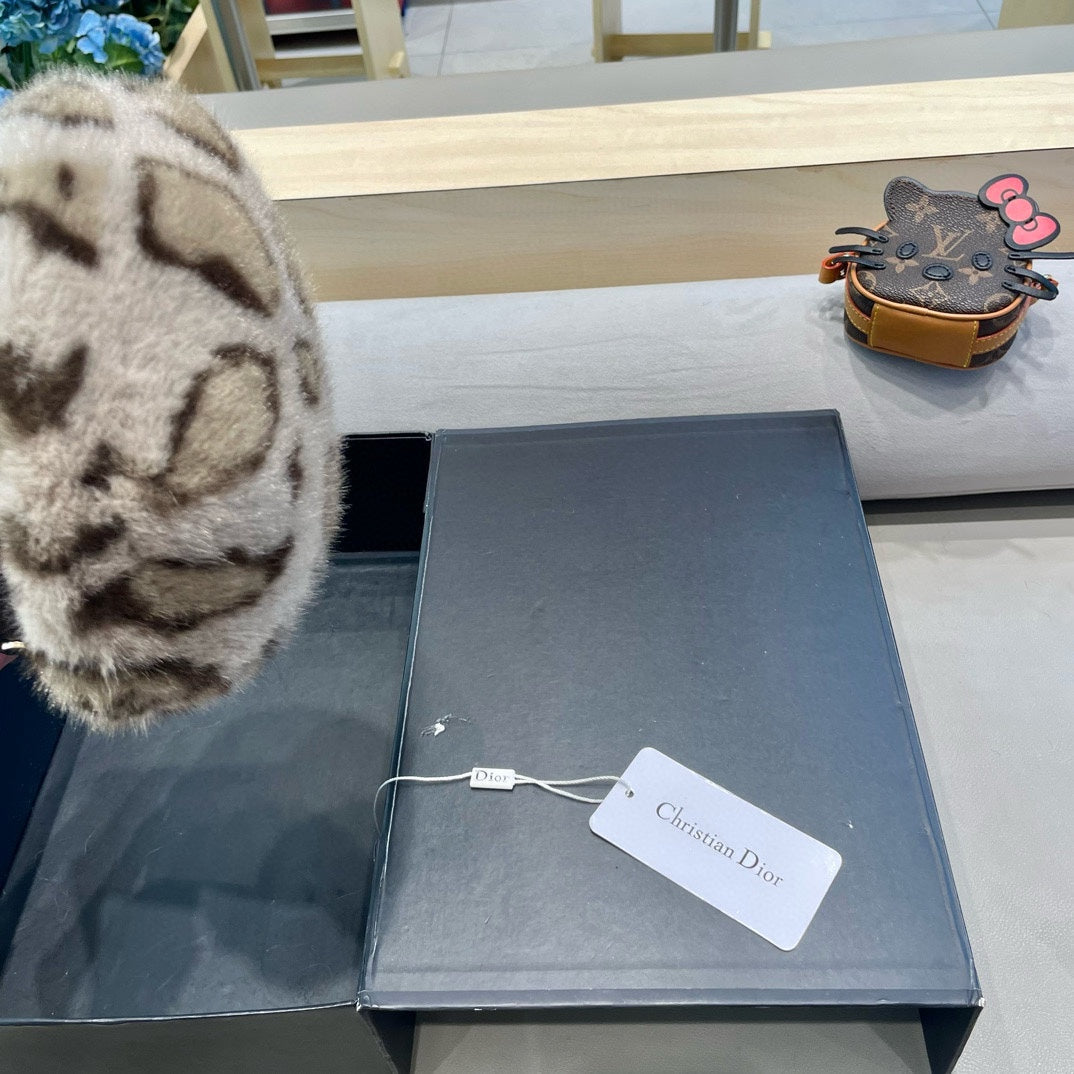BAKER BOY HAT IN LIGHT BEIGE MINK FUR 438089