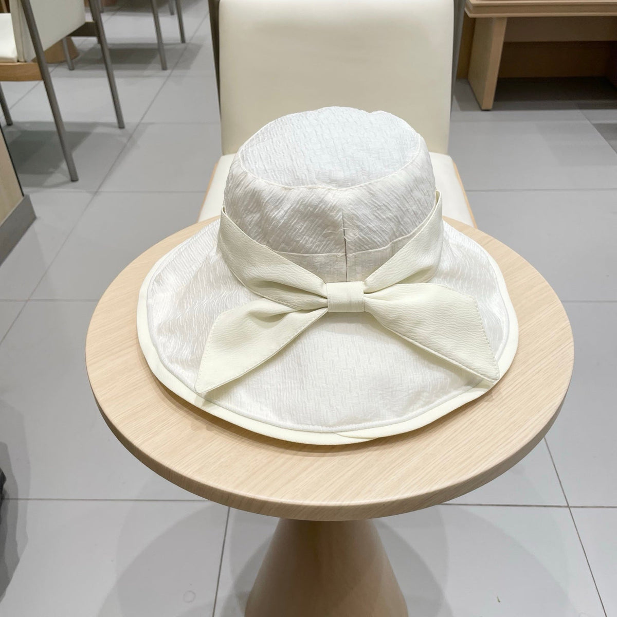BUCKET HAT MODEL 650697 IN WHITE FABRIC
