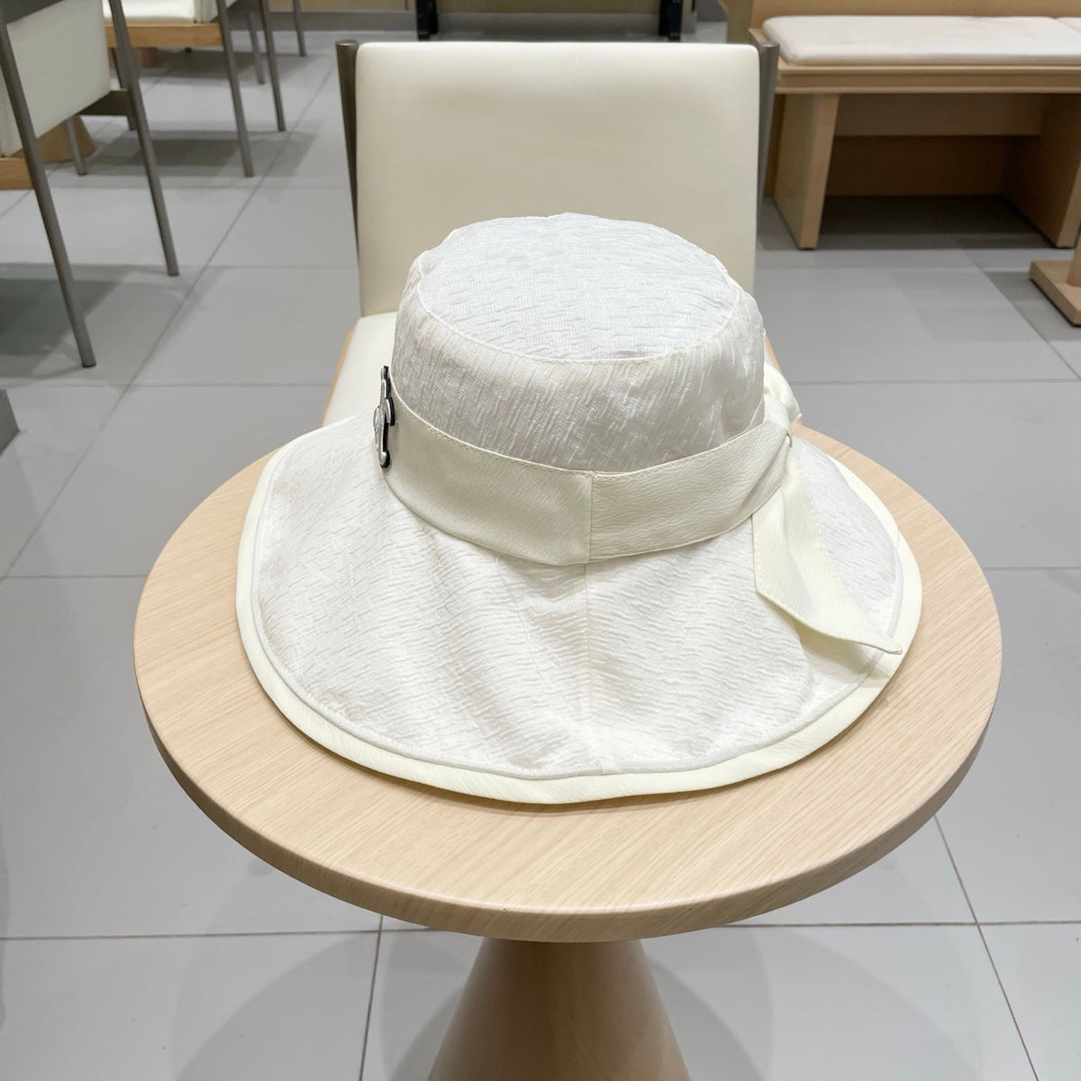 BUCKET HAT MODEL 650697 IN WHITE FABRIC