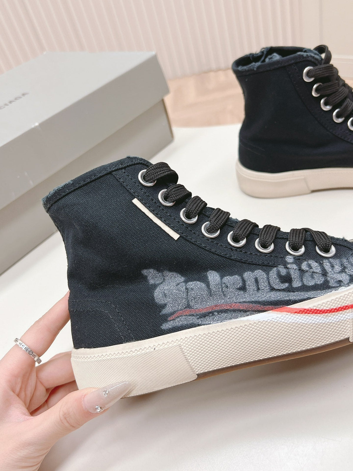 BLACK CANVAS HIGH-TOP SNEAKERS LOGO GRAFFITI