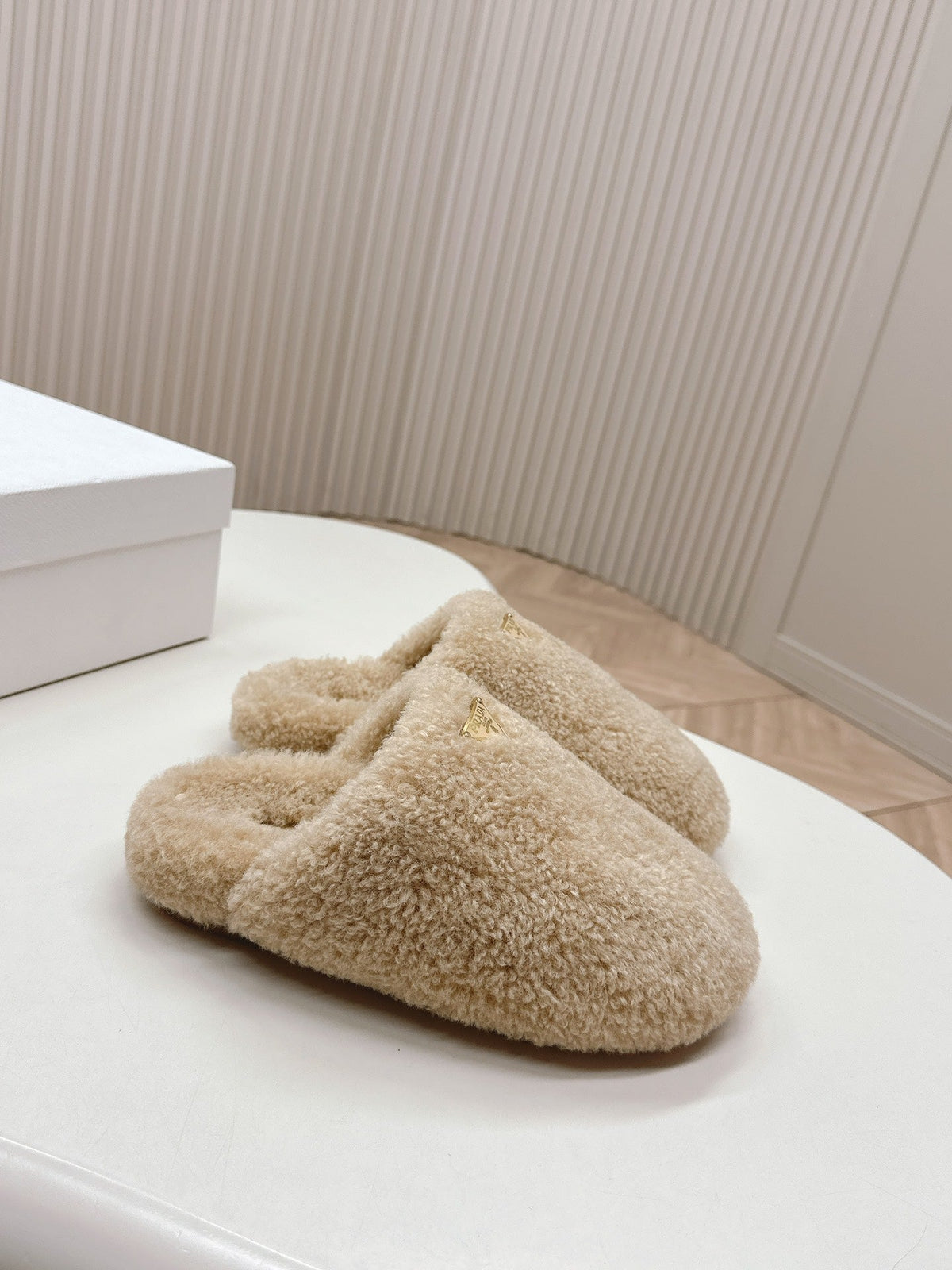 MULES ATTACHED TRIANGLE LOGO IN BEIGE SHEARLING