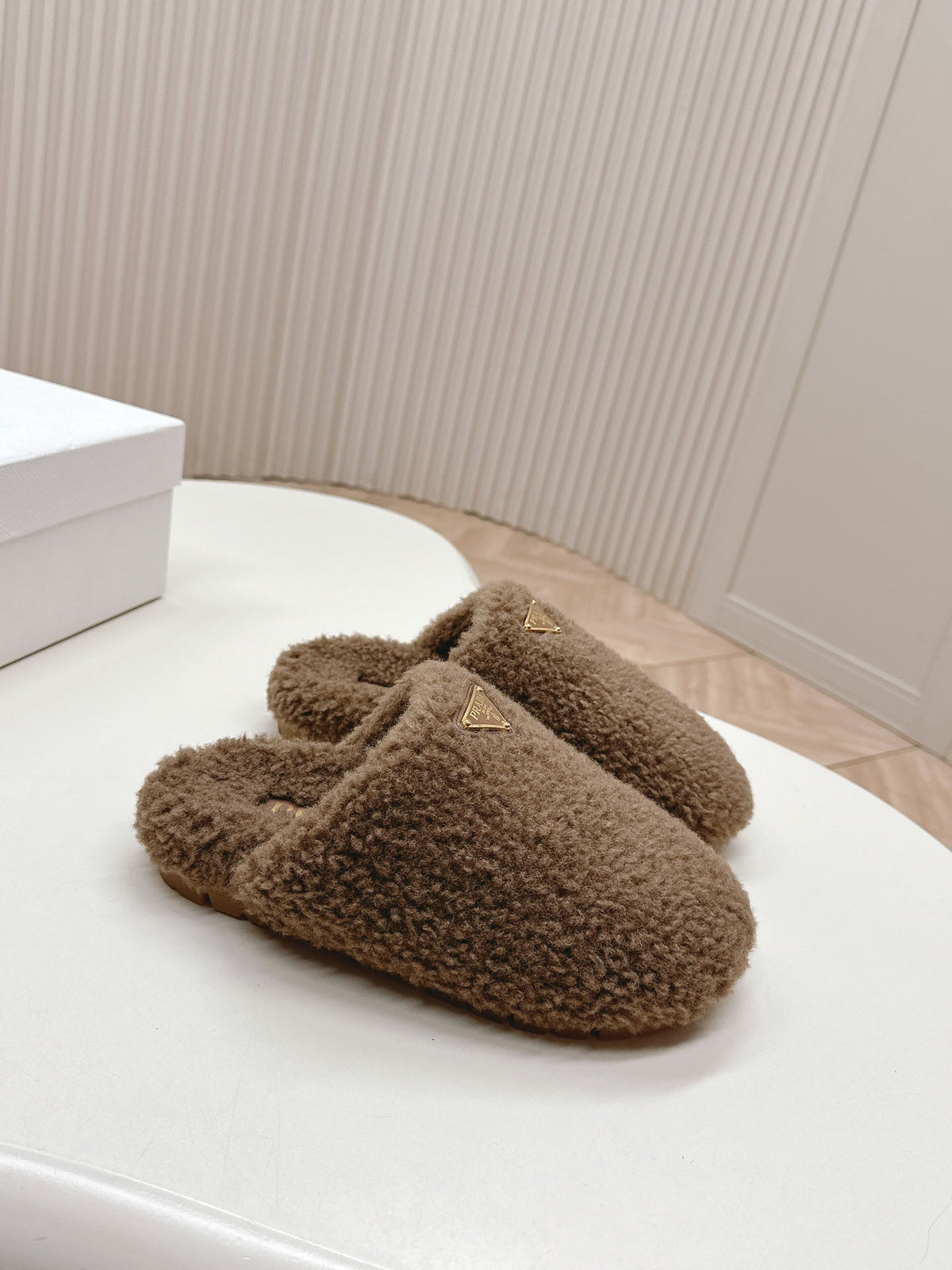 MULES ATTACHED TRIANGLE LOGO IN WOOD BROWN SHEARLING