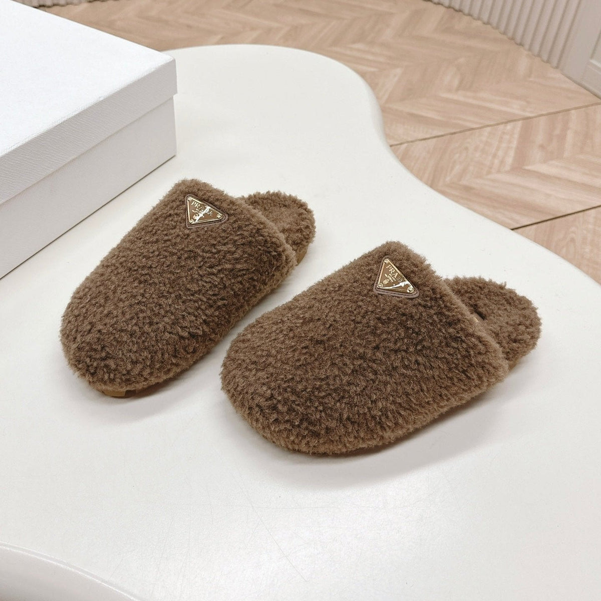 MULES ATTACHED TRIANGLE LOGO IN WOOD BROWN SHEARLING